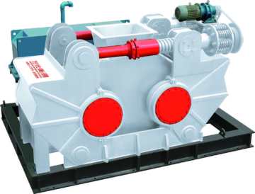 Roller pressure sand making machine