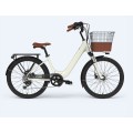 Mulher Bike Electric com cesta