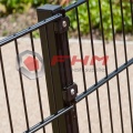 Czarne ogrodzenie z PVC z podwójnym drutu poziomego
