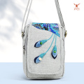 Bolsa crossbody com aba de pena de pavão Mei Yi Arts