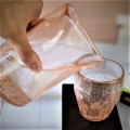 Bulles roses recyclées de pichet d'eau en verre à boire