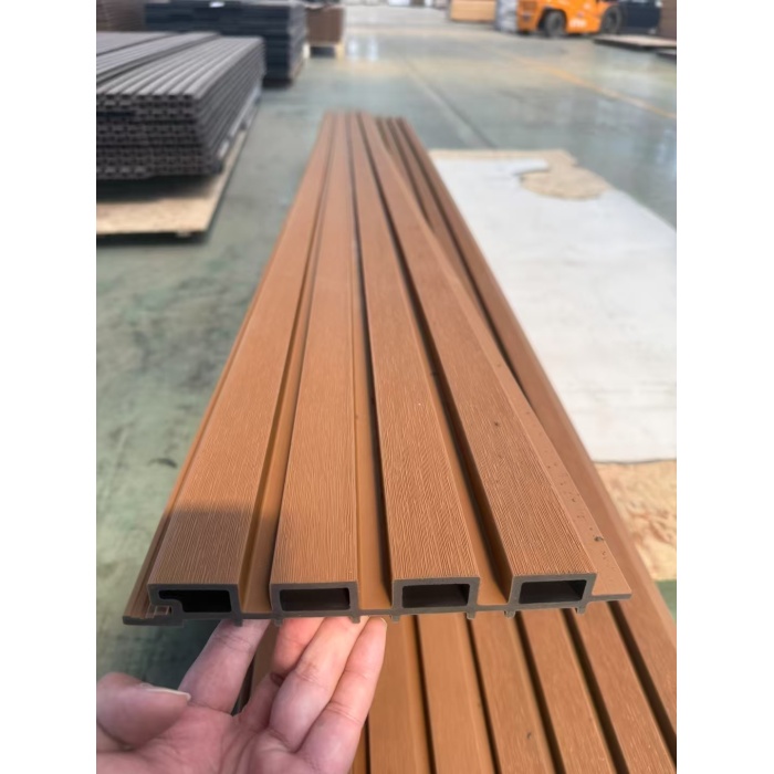 Wpc Outdoor Wall Panel ป้องกันปลวกป้องกันเชื้อราปลอดภัยสำหรับสภาพแวดล้อมที่มีความชื้นกลางแจ้ง