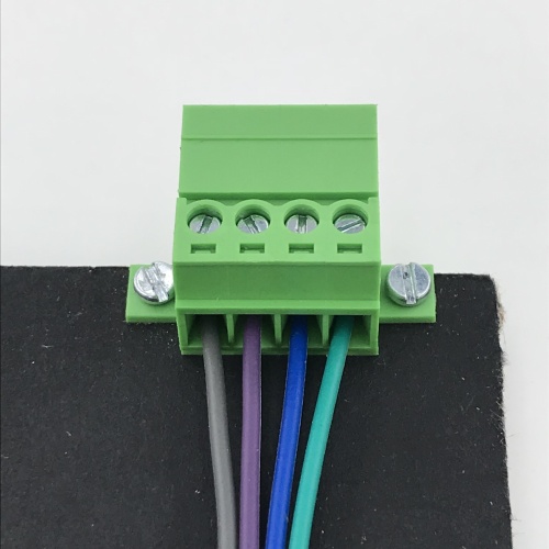 jaula de latón fijada en el conector de bloque de terminal del panel