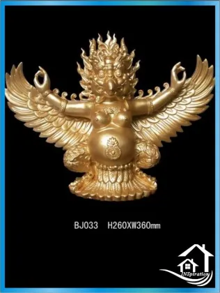 Beautiful head eagle sculpture