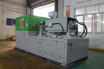 China NEW Vertical Injection Molding Machine