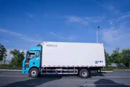 Faw Diesel Engine Refrigerator Freezer Truck