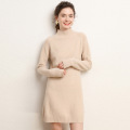 Robe de pull en tricot à cou à cou à coute vers une femme