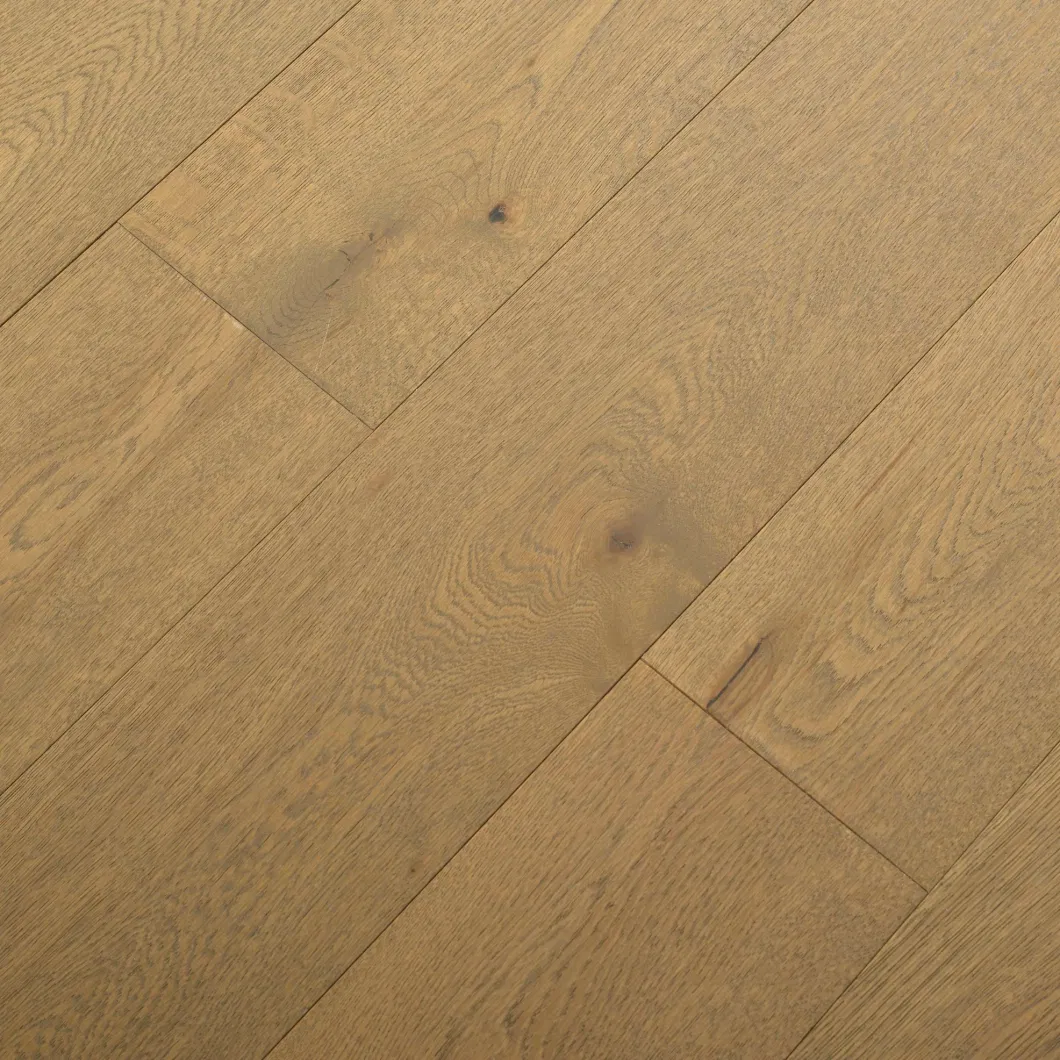 Plancher en bois de parquet en bois de chêne propre et confortable