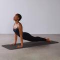 Exercício de salto do exercício de tapete de ioga