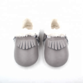 Mocassins de pelúcia para bebê inverno com borla