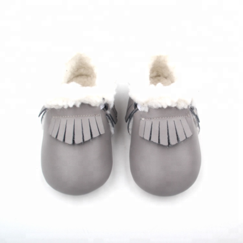 Mocassins de pelúcia para bebê inverno com borla