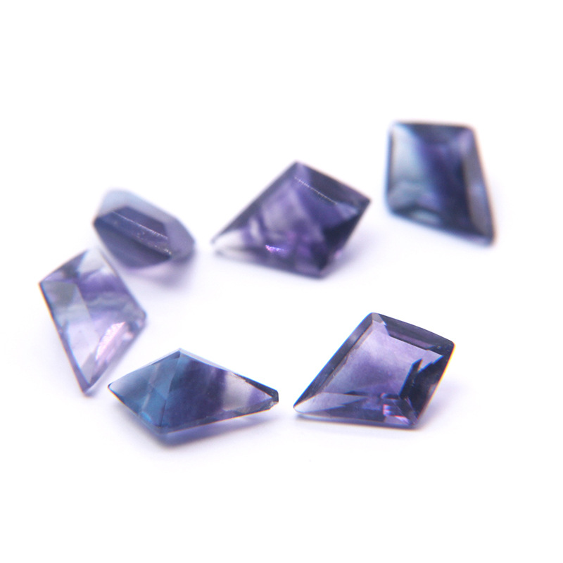 Porno filmda Ivanka Yalangoch qiz chokkalab yerga qaraydi.