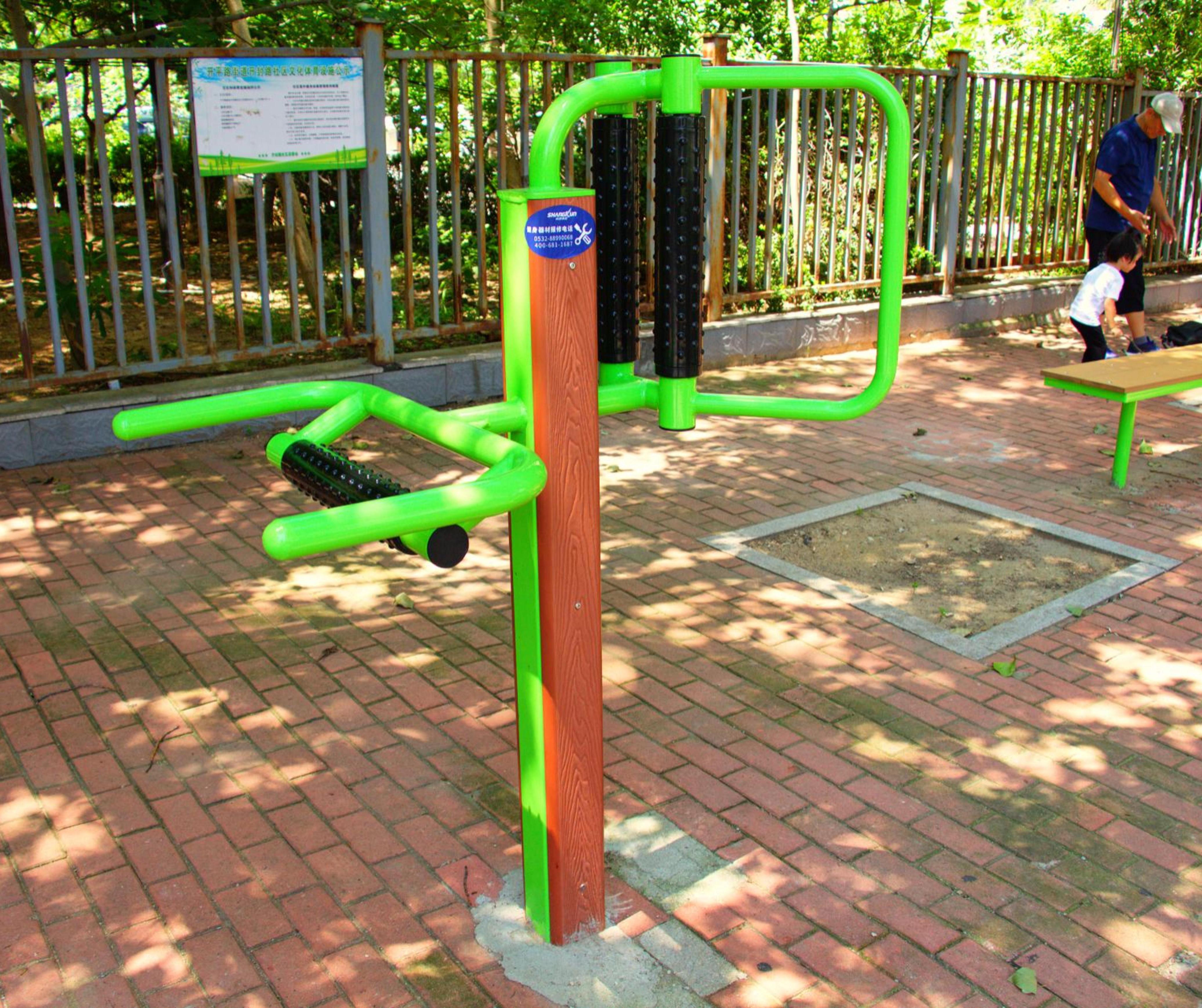 Outdoor fitness equipment