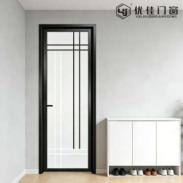 Porta de vidro elegante com grade preta