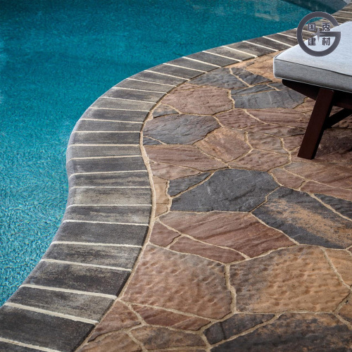 Коричневая тротуарная плитка неправильной формы под камень у бассейна