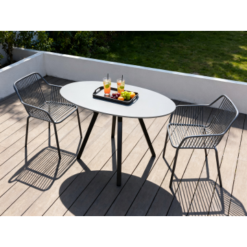 Elegante mesa de exterior de 140 cm con tablero de piedra duradero