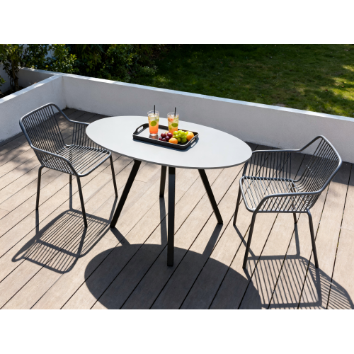 Elegante mesa de exterior de 140 cm con tablero de piedra duradero