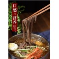 ヤンビア料理のセレクションヤンジのそばの冷たい麺