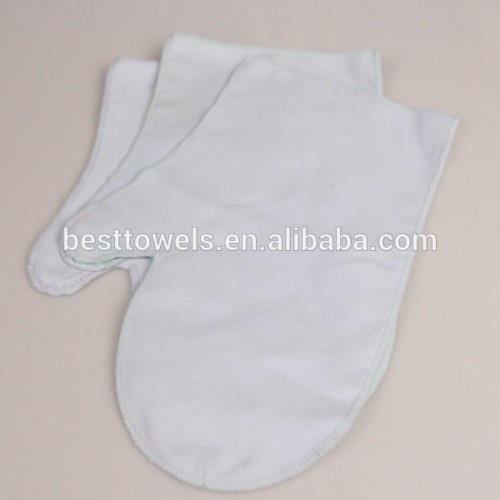 white cotton glove for cleaning