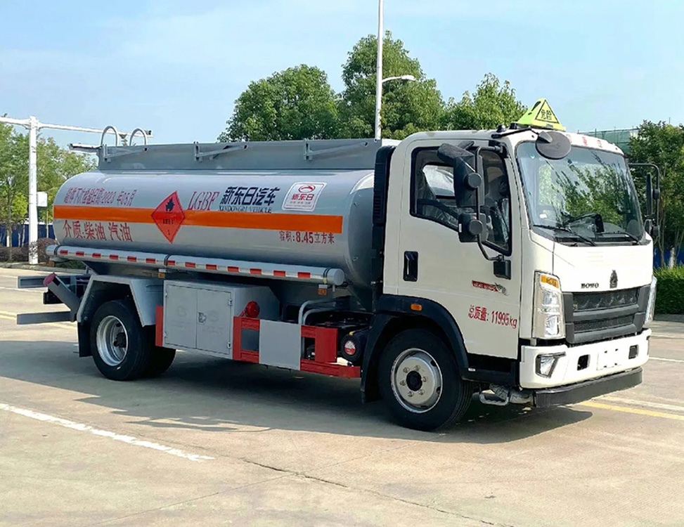 SINOTRUCK HOWO 6,000 litres Fuel Transport Tank Truck