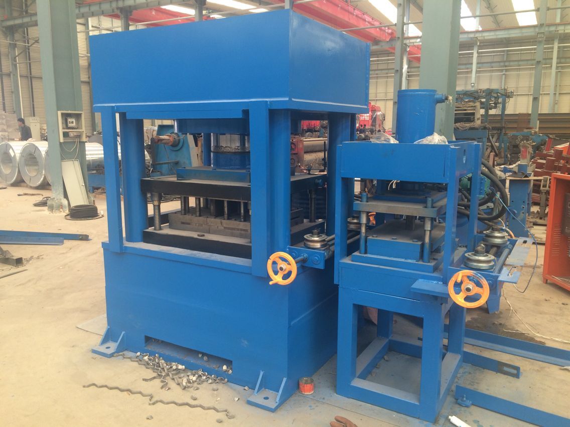 Guardrail roll forming machine