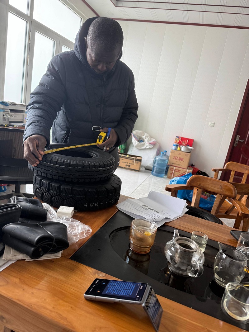 Angolan customers visited the Ruisilaifu factory and secured two 40-foot container orders for its LKL brand