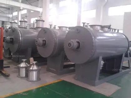 Industrial vacuum rake dryer for paste materials