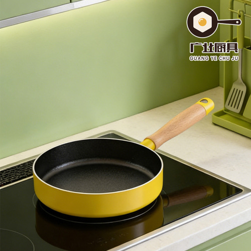 Лимонно-желтая сковорода с антипригарным покрытием и окантовкой.