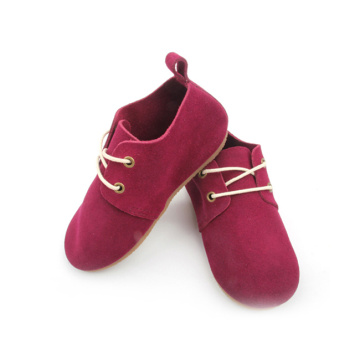 Zapatos rojos de suela dura para niños
