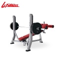 Ο Flat Bench χρησιμοποίησε εξοπλισμό χαμηλής τιμής εμπορικού γυμναστηρίου