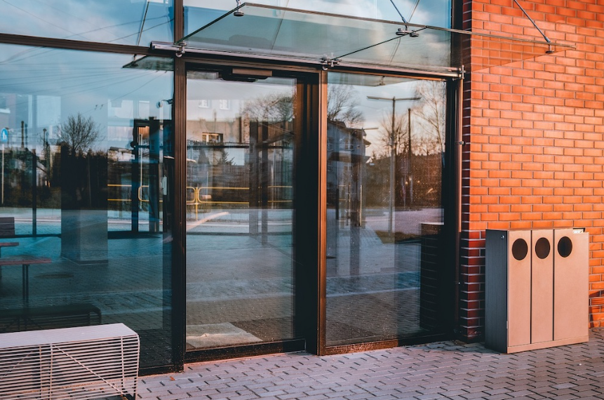 Aluminum commercial doors
