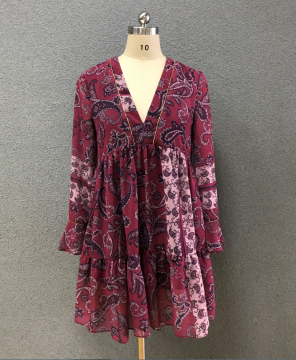 Chiffon- unregelmäßiges Druckkleid der Frauen