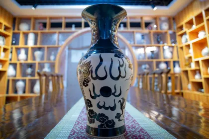 Black glaze vase with dragon pattern