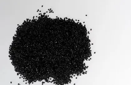 Uniformly colored black nylon 6 chips