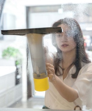 مكنسة كهربائية نافذة تعمل بالبطارية مع ممسحة لتنظيف زجاج الحمام