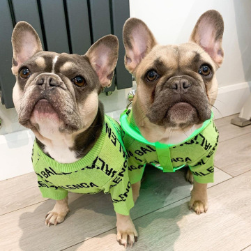 暖かい柔らかいニットウール犬のセーターの服