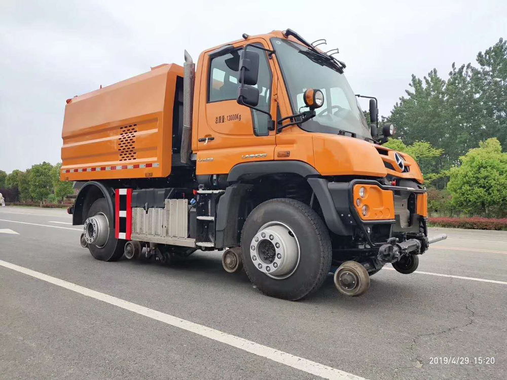 railway sweep truck 4