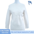 Pulover din tricot cu gât crem cu broderie florală alb