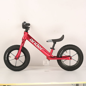 Una bicicleta pequeña para niños de 2 a 6 años.