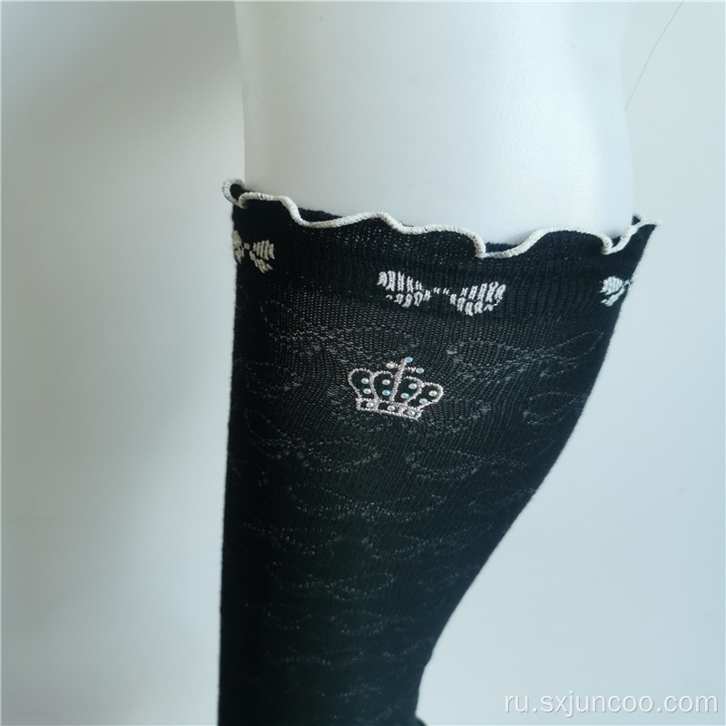Дышащие кружевные носки с вышивкой короны поверх икры
