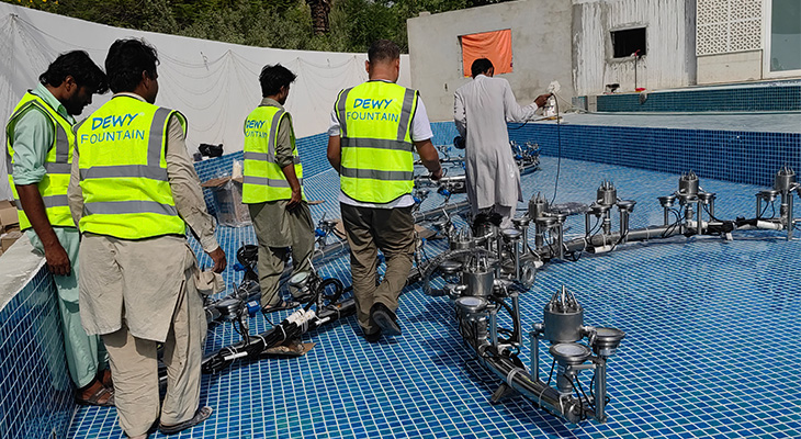 Equipe técnica da DEWY fornece orientação de instalação em Dubai