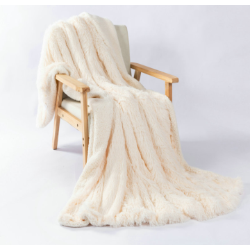 Sofá sólido em casa lendo cobertor macio de pelúcia