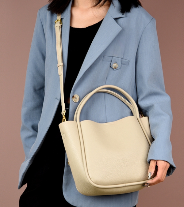 Fashionable Women's Bucket Bag 2025