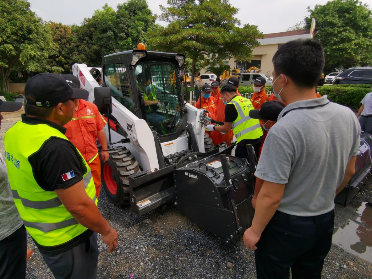 Bobcat S650 Обучение оператора On-site training for Bobcat S650 operation