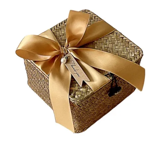 Collezione di scatole in bambù e rattan e cesti regalo intrecciati