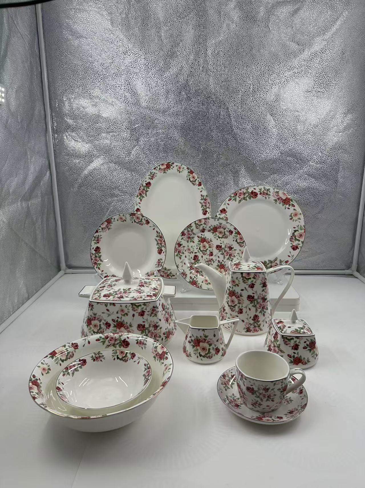 Glazed ceramic tableware sets