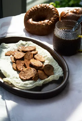 Delicious Bagel Chips: Chocolate, Honey, and Garlic Flavors