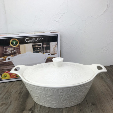 Zuppa ovale in porcellana bianca tureen con decorazione in rilievo e due maniglie