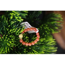 anillo de cuentas cautivas rojos