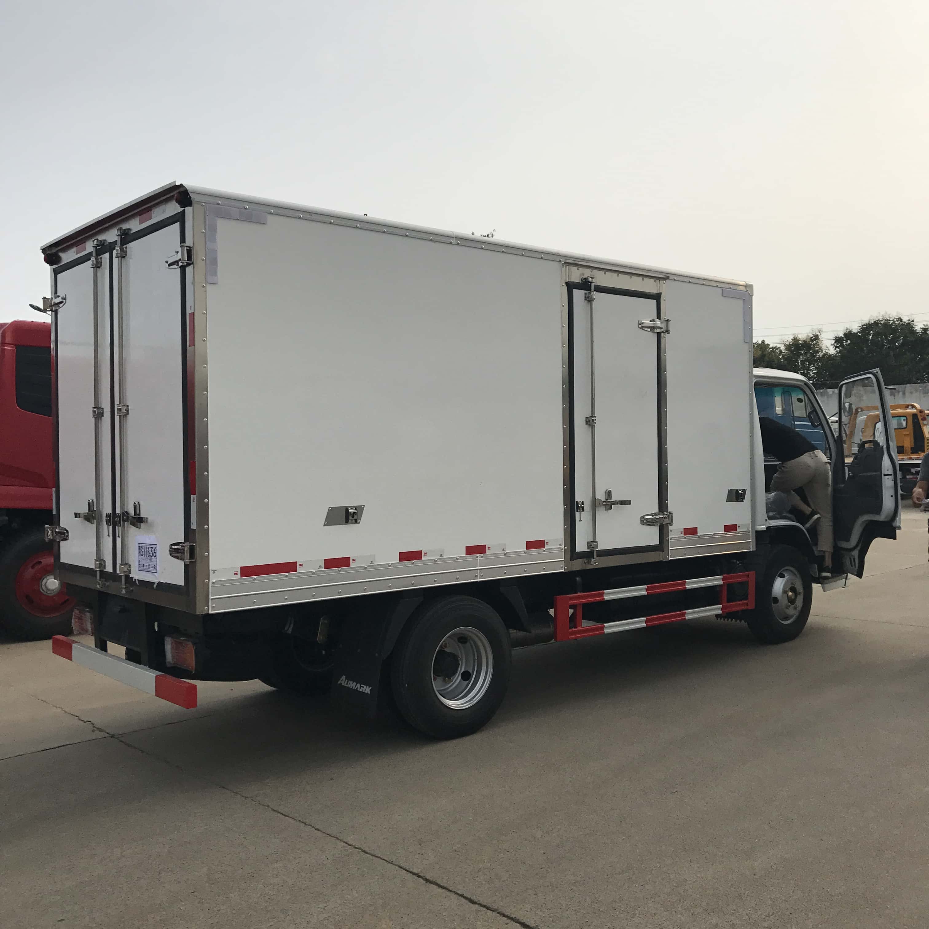 ISUZU 98hp diesel light duty refrigerator unit truck